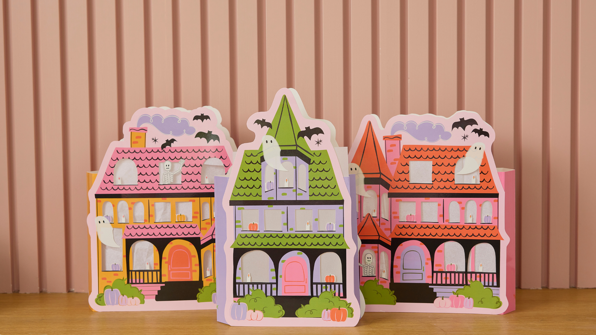Halloween Party Girl Tips: Easy Ways to Make Your Party Extra BOO-jie! 👻✨