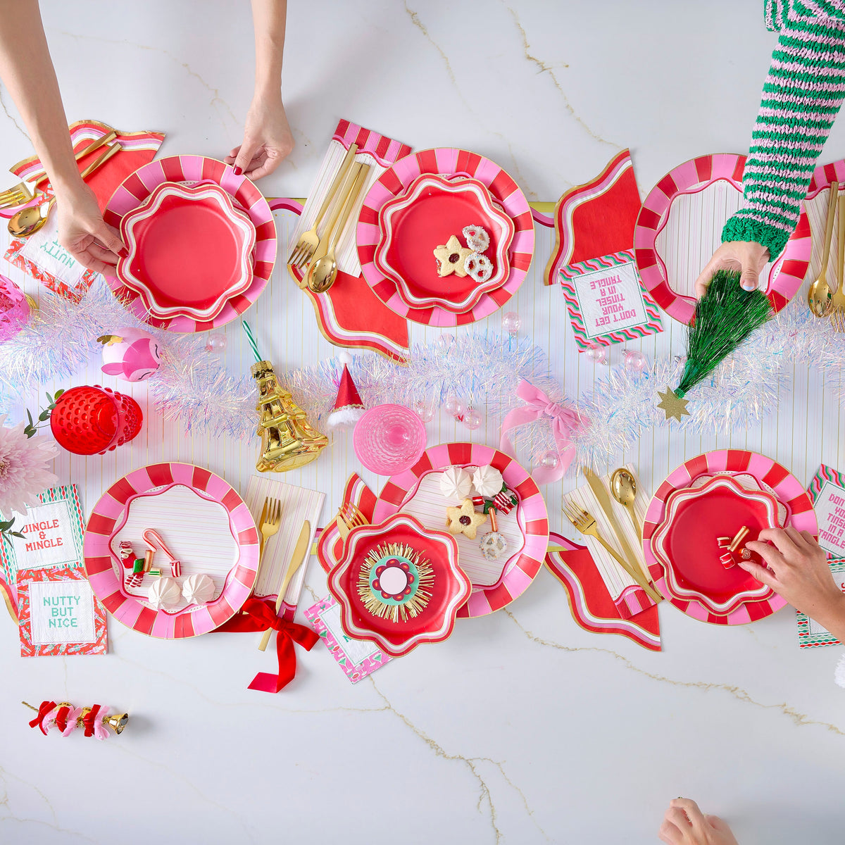 Red Scalloped Dessert Plates (10 ct)