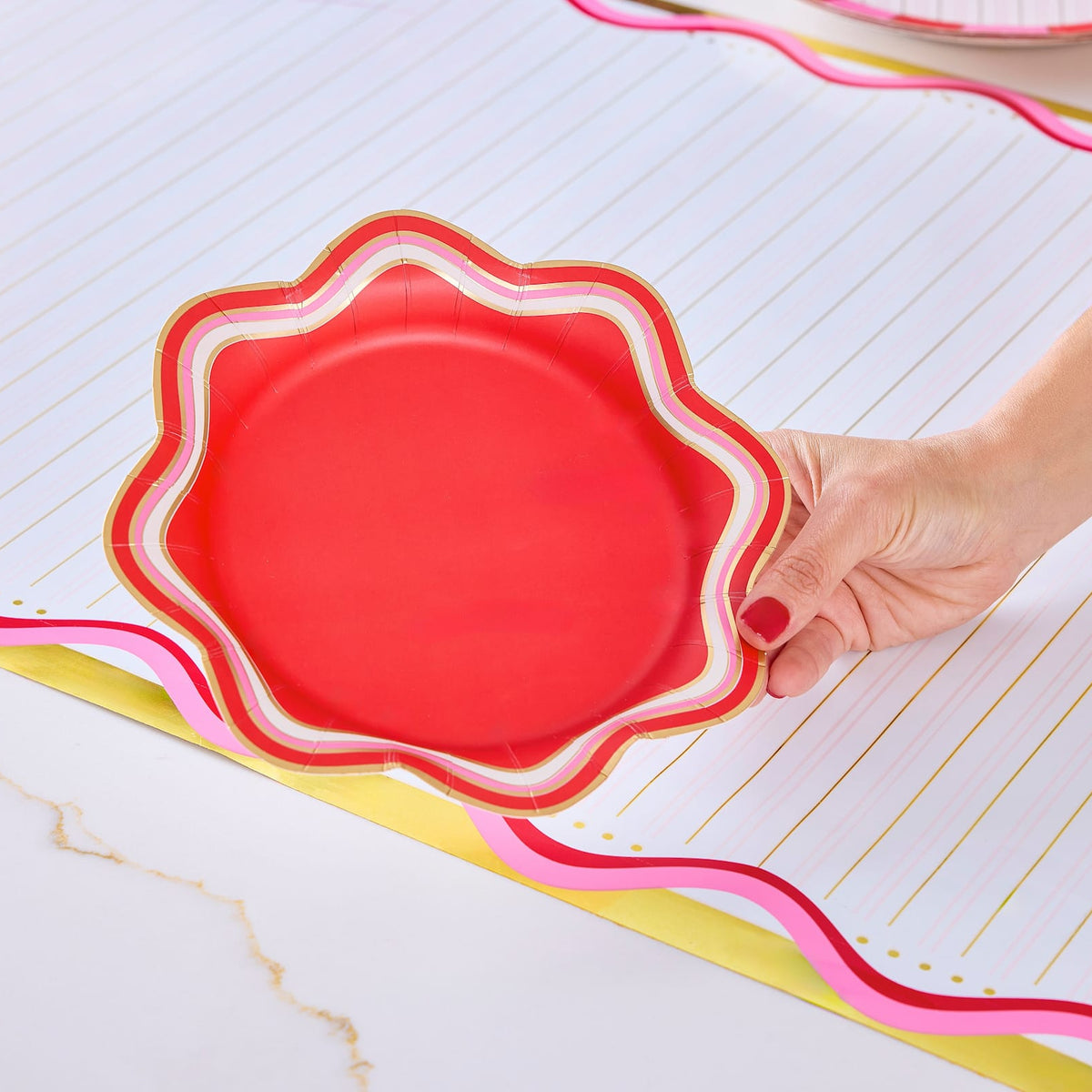 Red Scalloped Dessert Plates (10 ct)