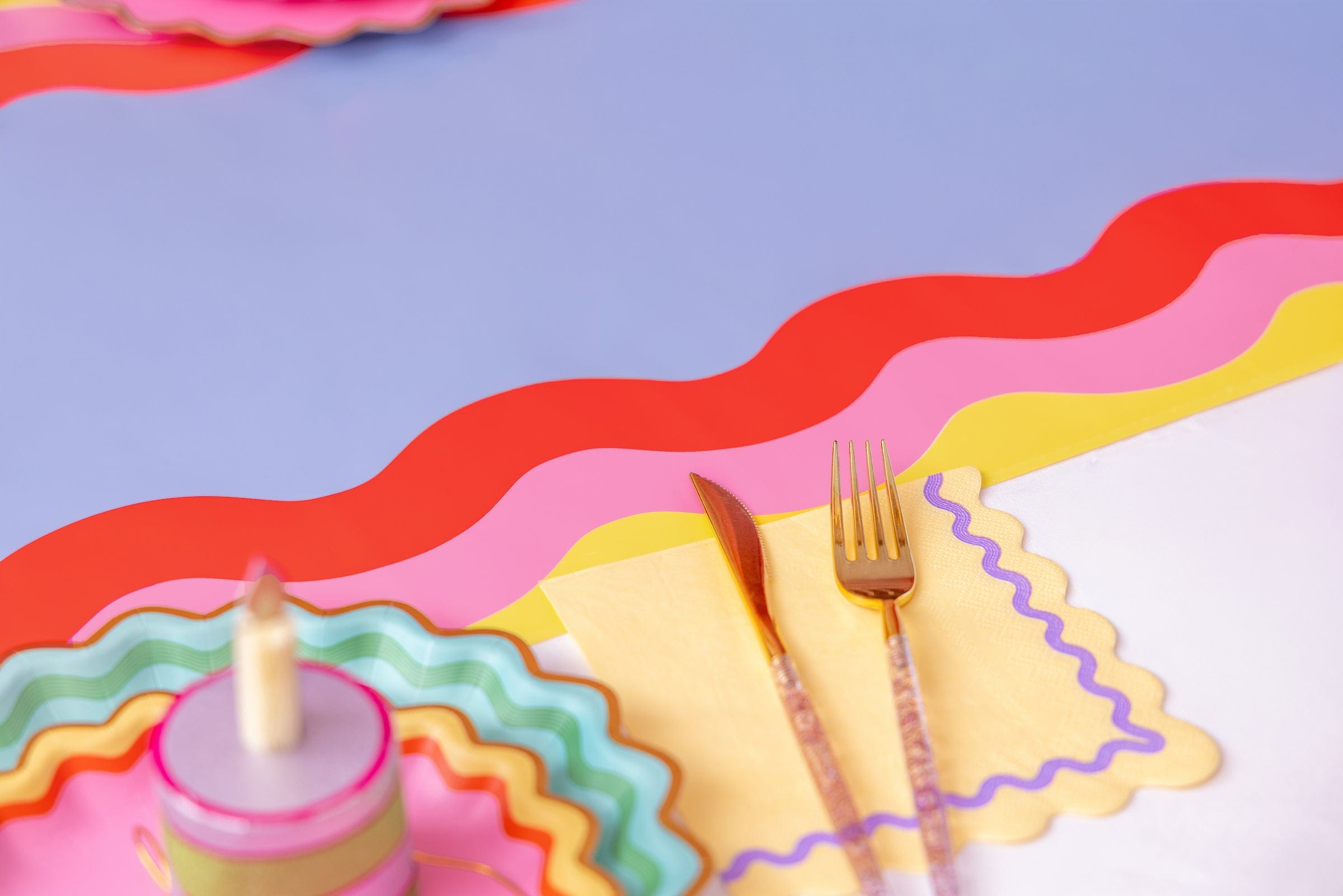 Scalloped Soiree Paper Table Runner