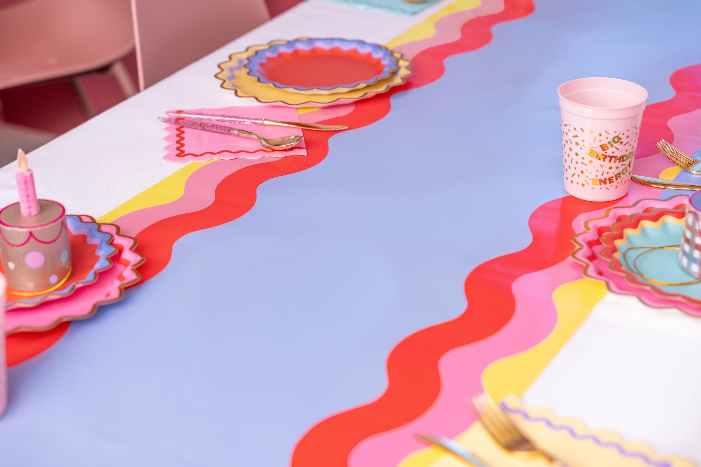 Scalloped Soiree Paper Table Runner